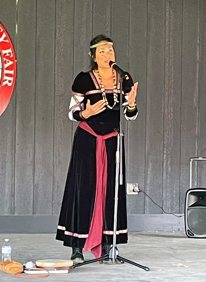 Kristine Moon performs at VikingsCon 2022